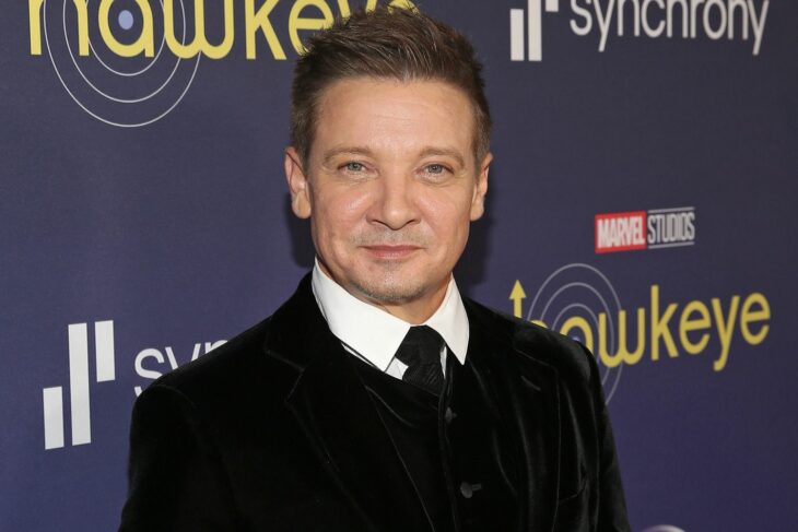 Jeremy Renner con traje negro 