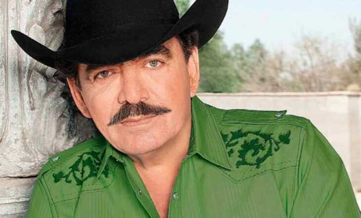 joan sebastian con sombrero y camisa verde