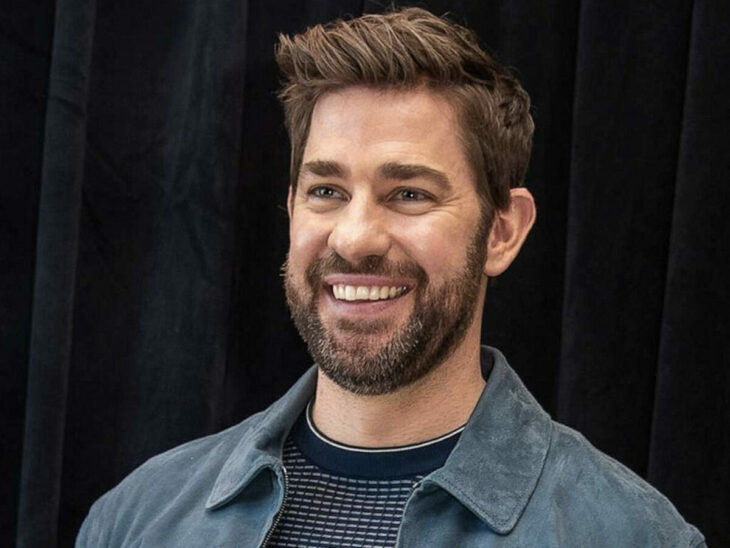 Juan Krasinski sonriendo con camisa gris