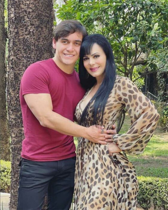 Julian Figueroa abrazando a Maribel Guardia 