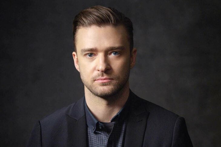 Justin Timberlake en estudio con traje oscuro