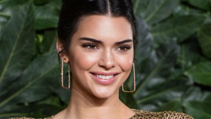 Kendall jenner sonriendo en foto en evento 