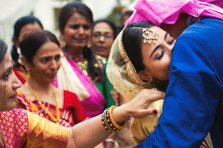 Novia hindú llorando el día de su boda 