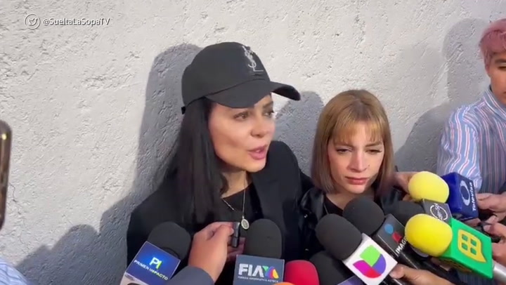 Maribel dando una declaración a los medios de comunicación 