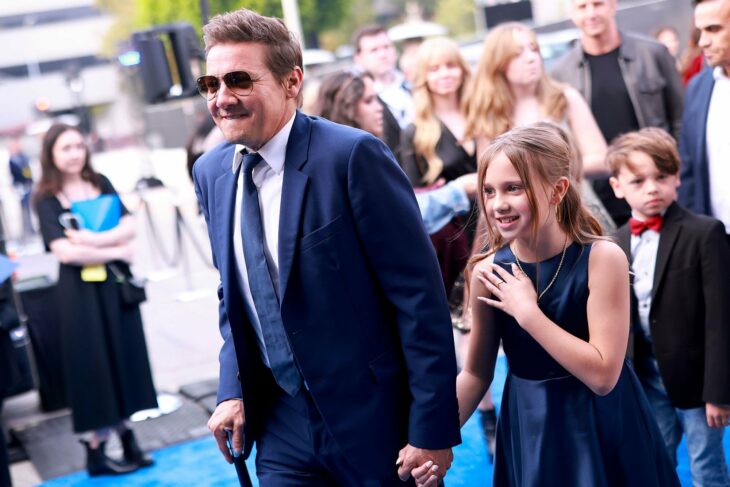 Jeremy Renner junto a su familia en alfombra azul de Disney 