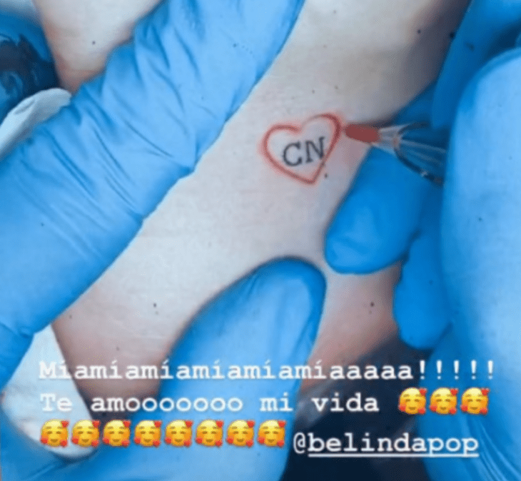 captura de pantalla de la página de Belinda donde se estaba tatuando las iniciales del nombre de Nodal