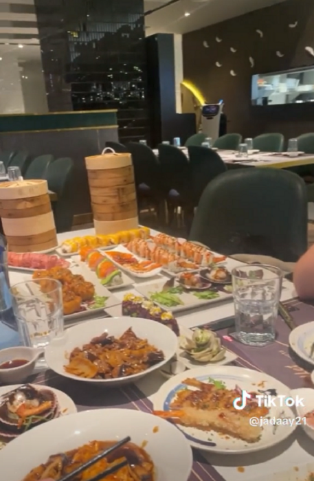 diferentes platillos de comida oriental servidos en la mesa de un restaurante