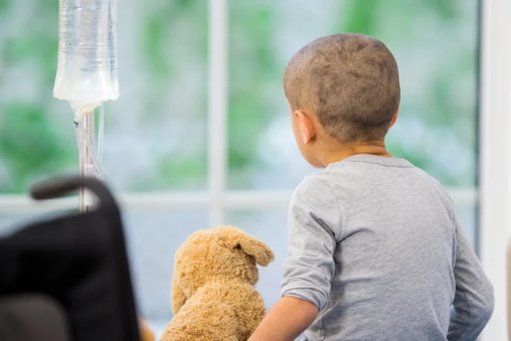 Niño en cuarto de hospital