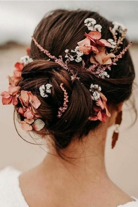 peinado recogido con flores 