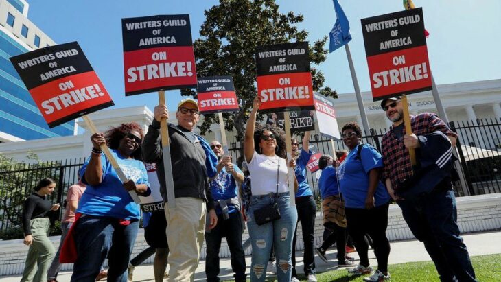 manifestantes de la huelga de Writers Guild of America