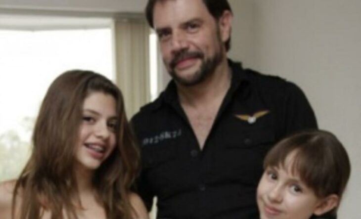 Héctor parra con sus dos hijas 