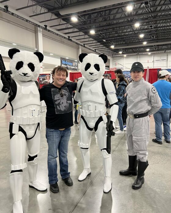 Edward Furlong posando al lado de osos pandas con trajes de stormtroopers de Star Wars 