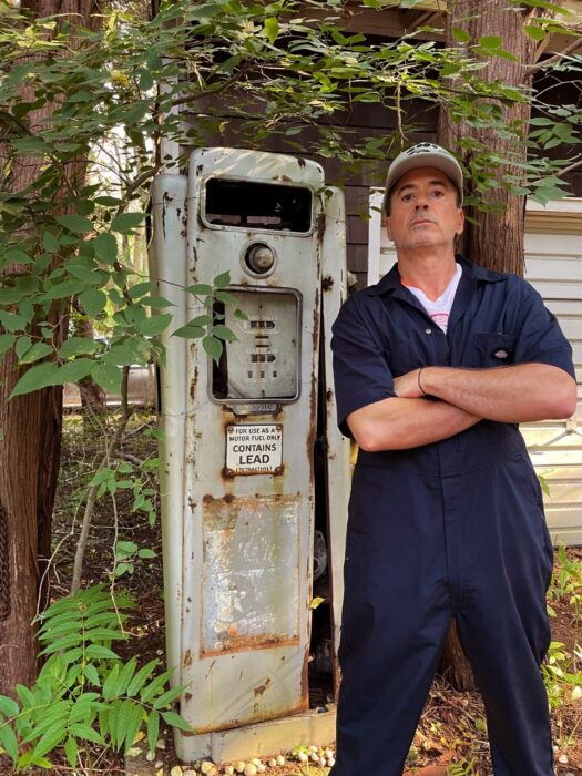 Fotografía de Robert Downey Jr posando con un overall azul marino 