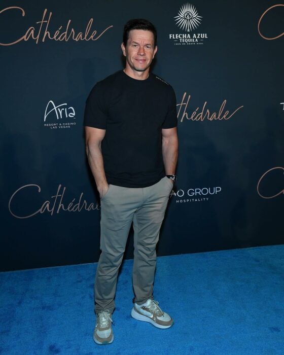 Mark Wahlberg posando en la alfombra roja de un evento 