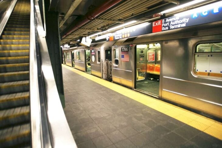 el metro de la ciudad de Nueva York se observa un vagón con las puertas abiertas