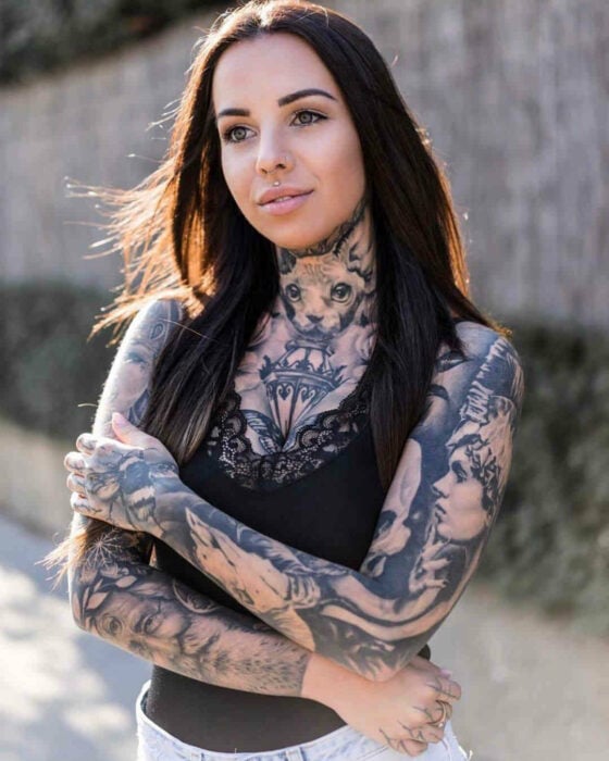 una chica cubierta de tatuajes