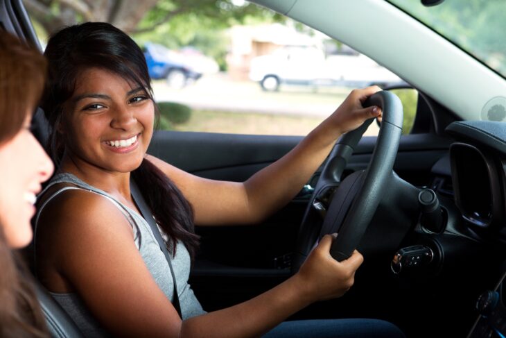 una chica adolescente morena al volante