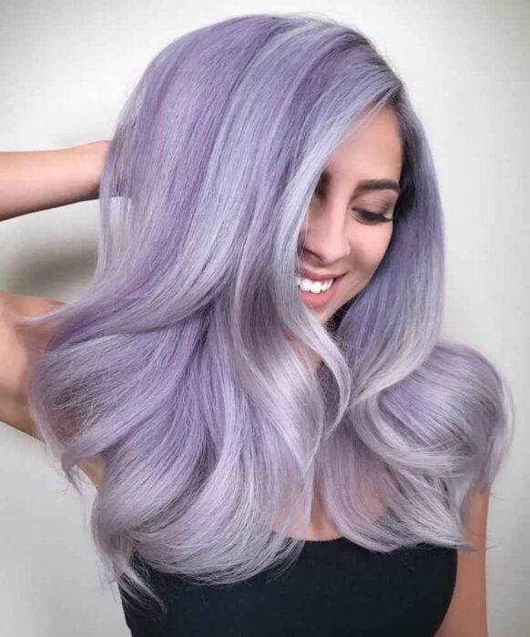 fille posant avec ses cheveux gris avec des mèches lilas 