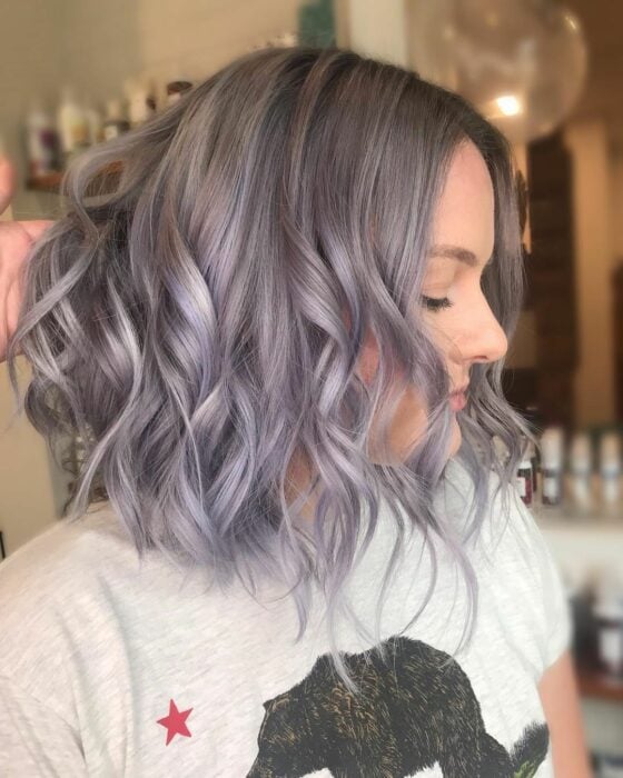 cabeza de una mujer posando su cabello con estilo lavender gray 