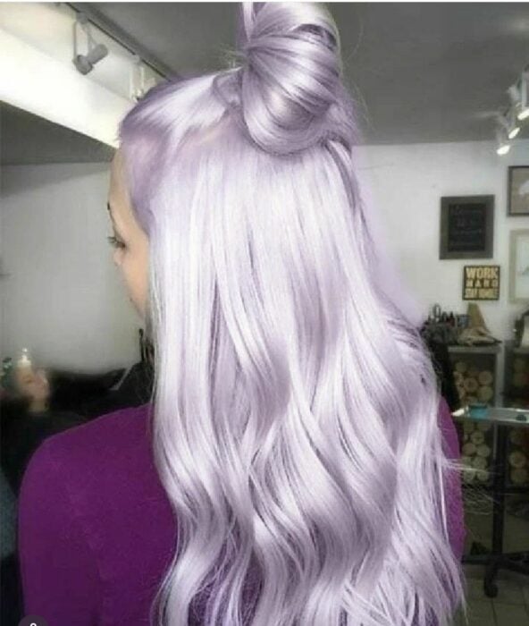 Chica mostrando su cabello color lila en un tono muy suave 