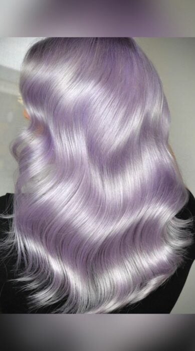 image des cheveux d'une femme montrant ses cheveux violets avec du gris 