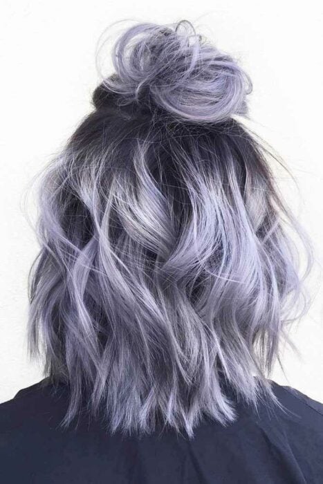cabello corto de una mujer con un chongo en la parte alta al estilo lavender gray 