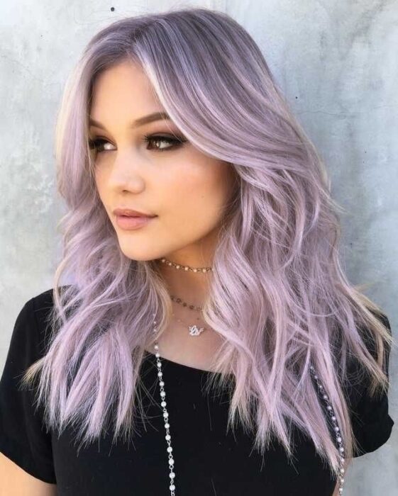 foto de una mujer mostrando su cabello rosa combinado con gris 