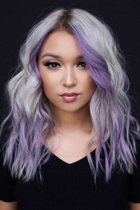 photo d'une femme aux cheveux gris avec quelques mèches de couleur violette 