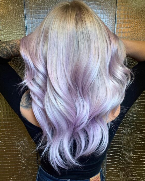 chica de espaldas mostrando su cabello estilo lavender gray 