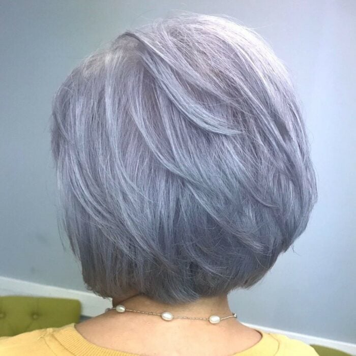 cabello corto de una mujer con un estilo lavender gray 