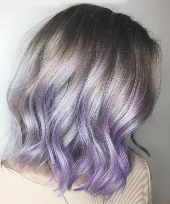 les cheveux d'une fille exhibant ses cheveux avec des lacets violets 