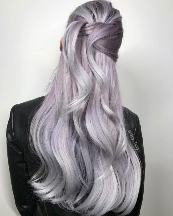 mujer de espaldas mostrando su cabello largo gris con algunas mechas en color lila 