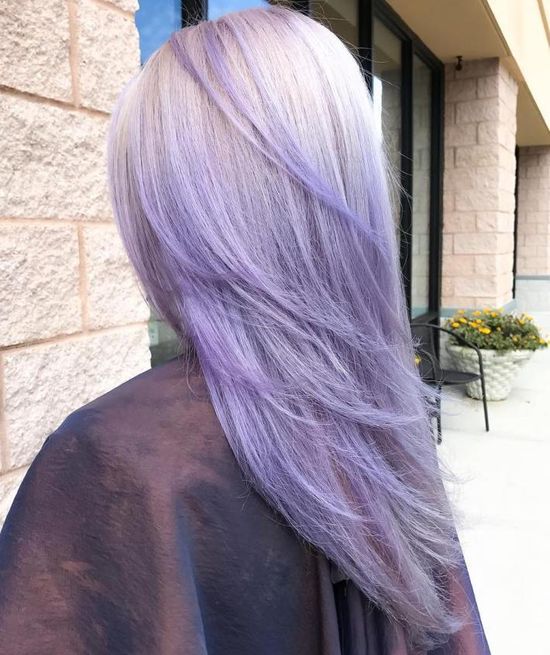 mujer de espaldas mostrando un cabello lavender gray 