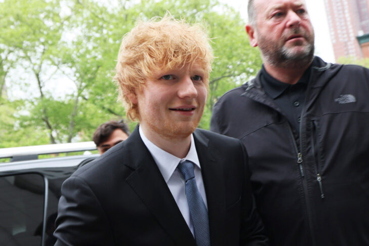 Ed Sheeran llegando a audiencia 