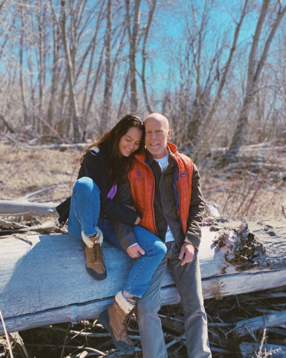 Emma Heming Willis y Bruce Willis en el bosque