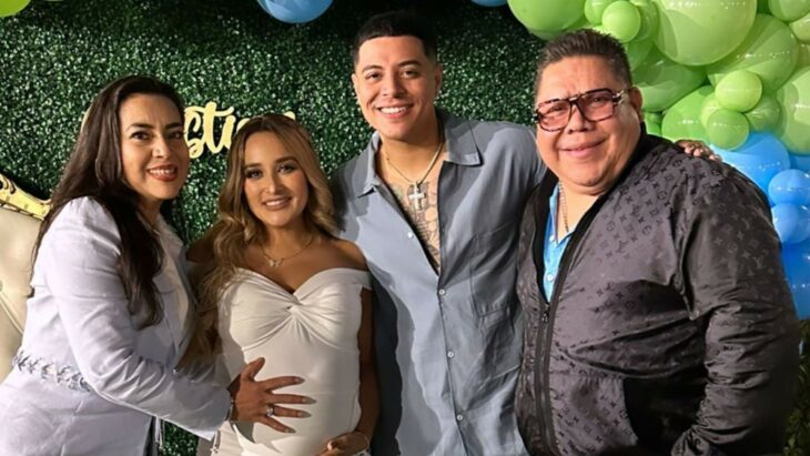 Daysi Anahy y Eduin Caz con invitados del baby shower