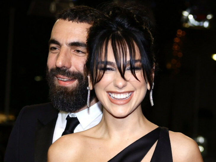 Dua Lipa sonriendo con su novio 