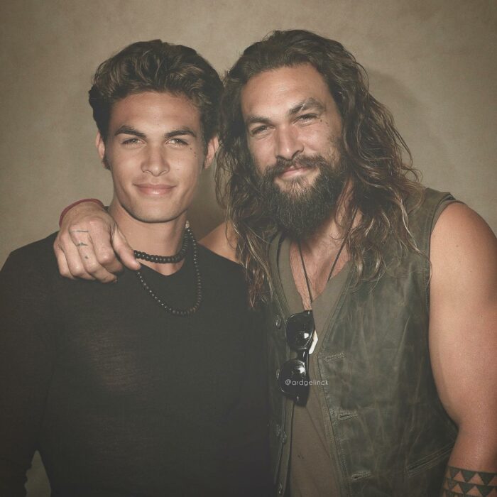 Jason Momoa posando con su versión más joven