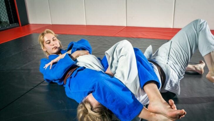 Mujeres practicando jiu-jitsu brasileño