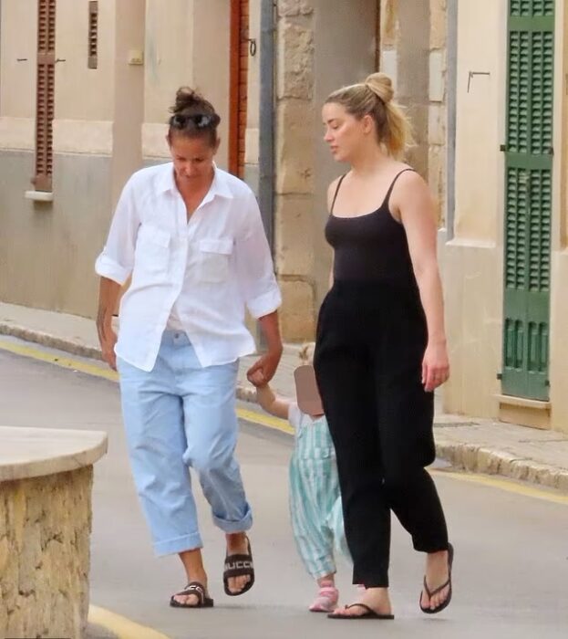 Amber Heard, Oonagh Paige y Bianca Butti paseando juntas por las calles de Mallorca España