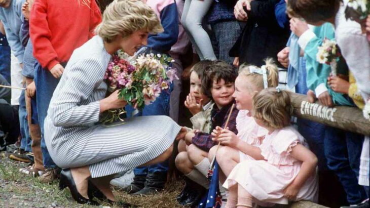 Lady Di con muchos niños 