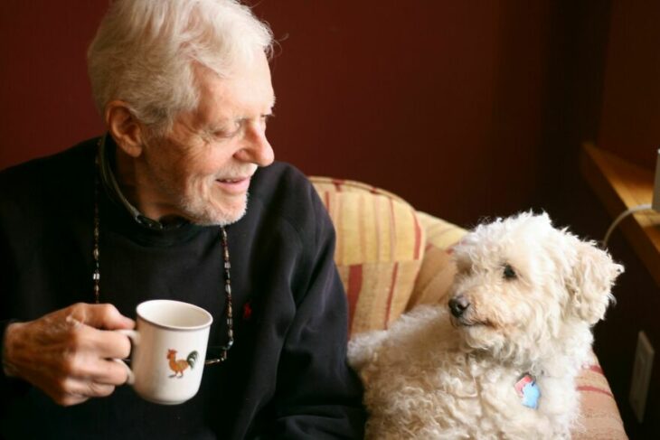 señor grande con su perro 