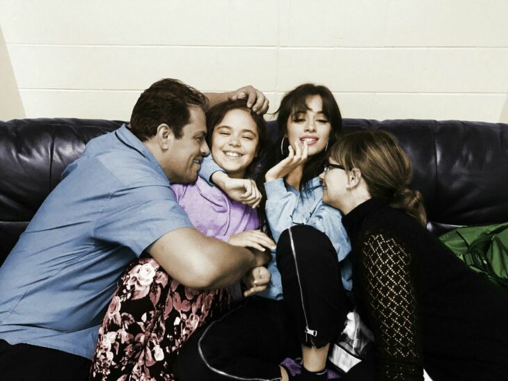 Camila Cabello con sus padres y su hermana 