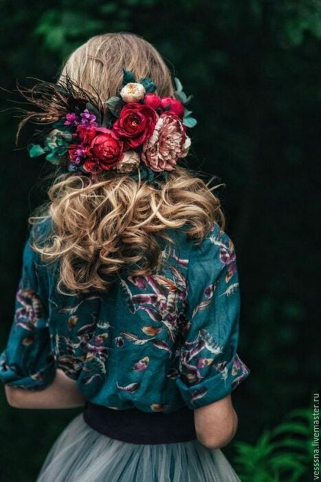 peinado con muchas flores para mucho cabello 