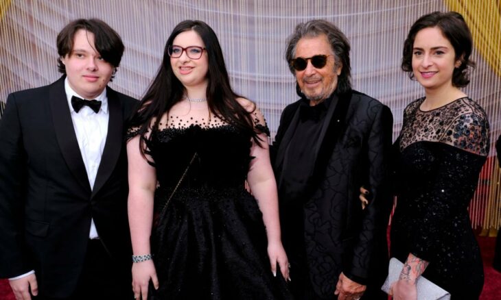 Al Pacino posando con sus tres hijos Julie, Olivia y Anton James, 