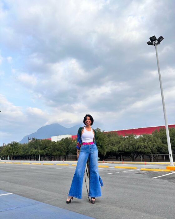 Fotografía de Ángela Aguilar posando en un lugar al aire libre 