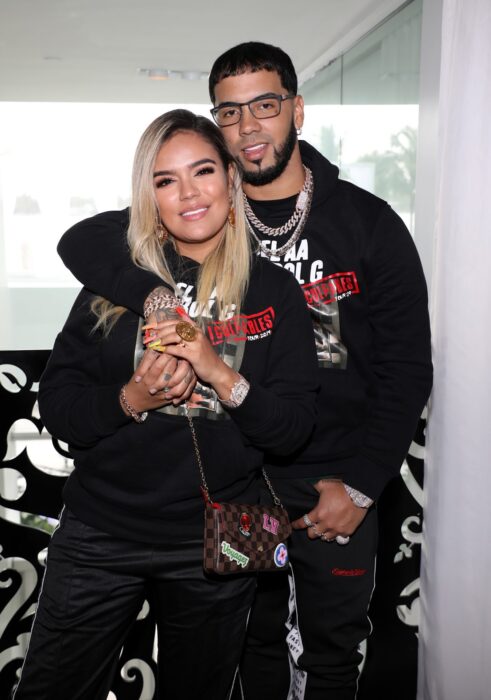 Karol G posando abrazada de Anuel AA mientras fueron novios 