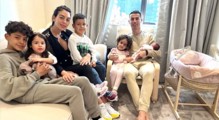 la familia de Cristiano Ronaldo y Georgina Rodríguez están en la sala de su casa junto a todos sus pequeños