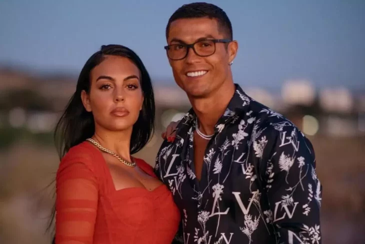 Cristiano Ronaldo y Georgina Rodríguez posando para la cámara con ropa exclusiva pero informal
