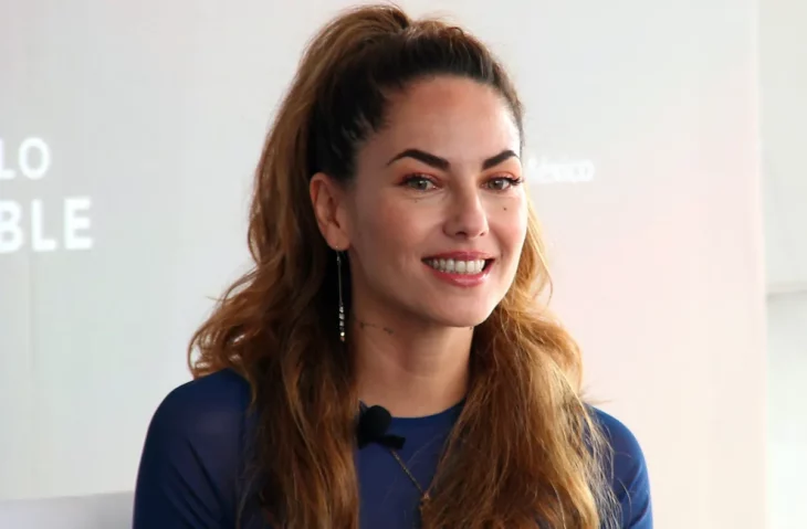 Bárbara Mori posa con una sonrisa algo forzada lleva el cabello largo peinado en una coleta